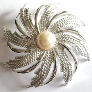 Vintage Sarah Coventry “Silvery Sunburst” Silver Atomic Pinwheel Brooch 1969